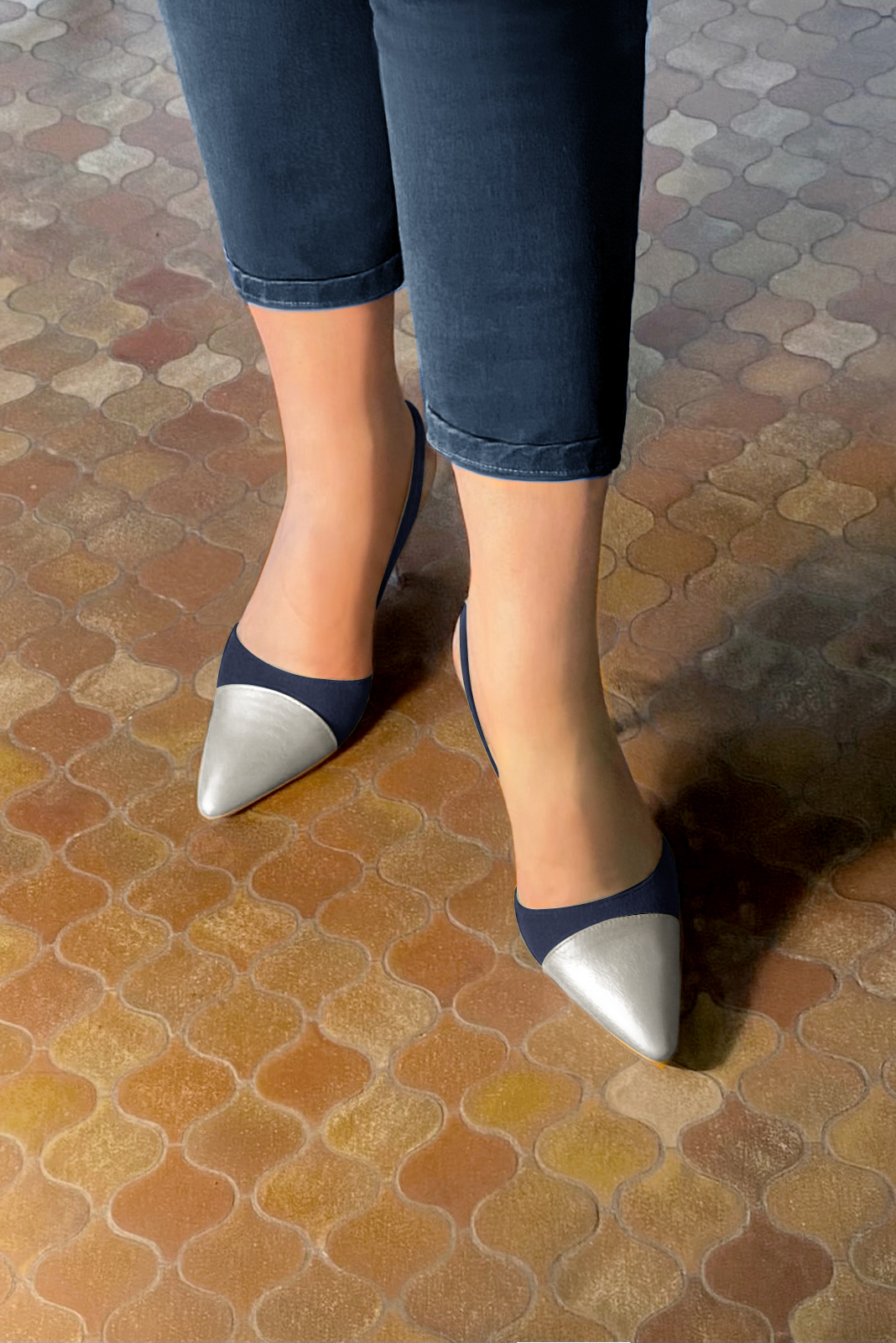Light silver and navy blue women's slingback shoes. Tapered toe. Very high kitten heels. Worn view - Florence KOOIJMAN